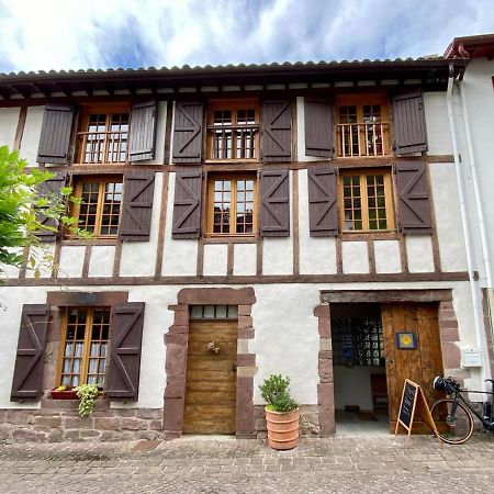 Gite De La Porte Saint Jacques: A Hostel For Pilgrims Exterior photo