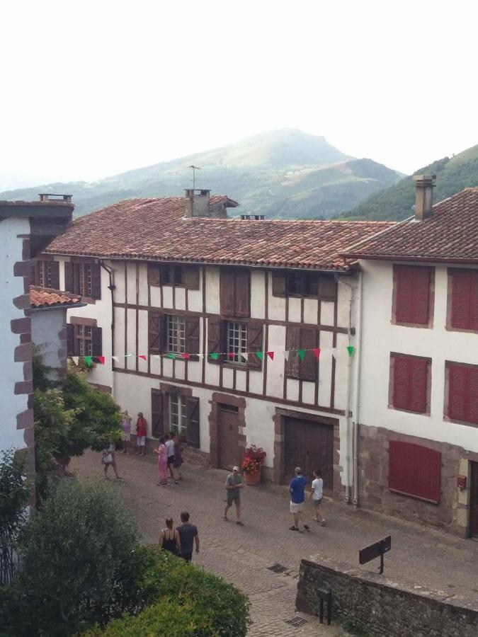 Gite De La Porte Saint Jacques: A Hostel For Pilgrims Exterior photo