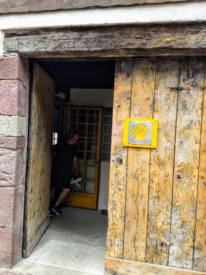 Gite De La Porte Saint Jacques: A Hostel For Pilgrims Exterior photo