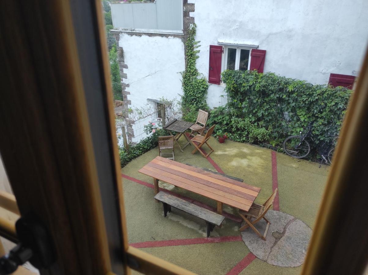 Gite De La Porte Saint Jacques: A Hostel For Pilgrims Exterior photo