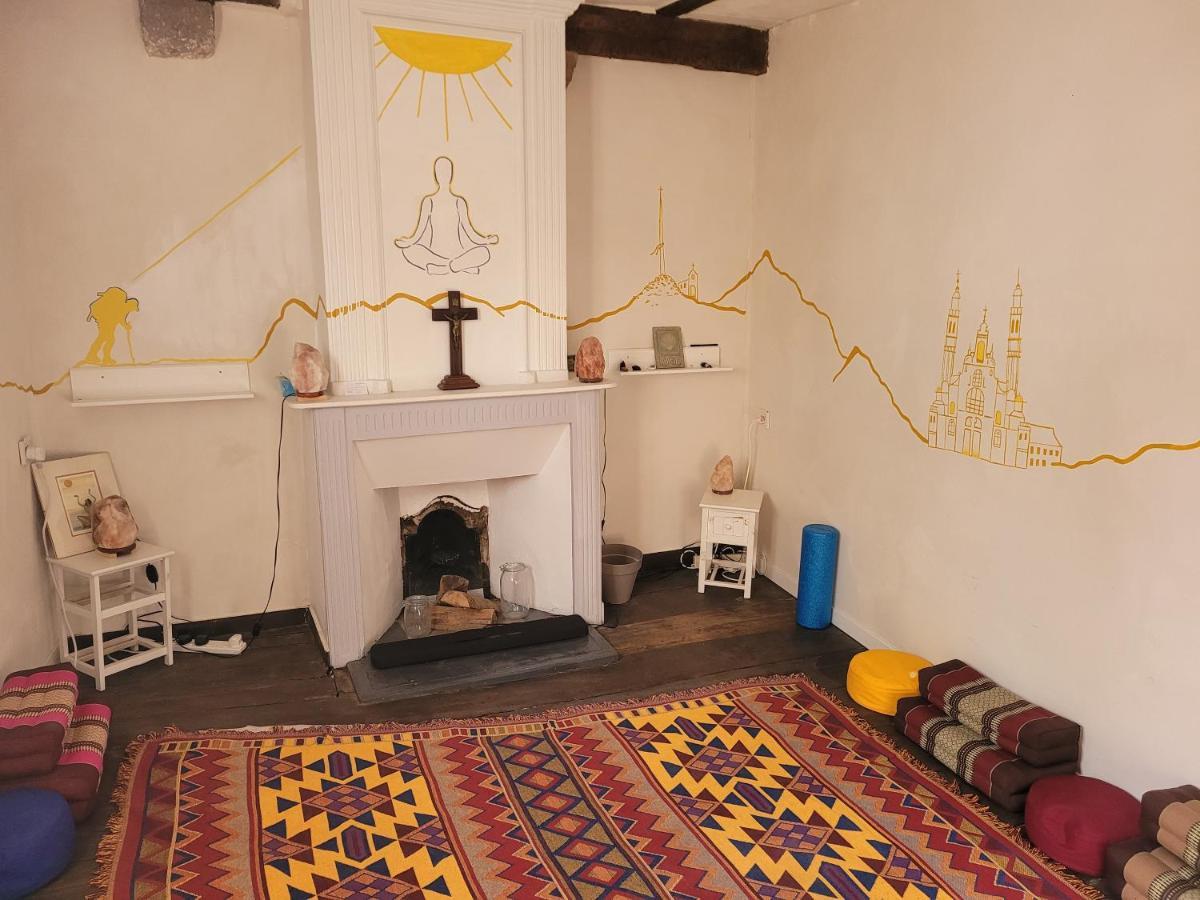 Gite De La Porte Saint Jacques: A Hostel For Pilgrims Exterior photo